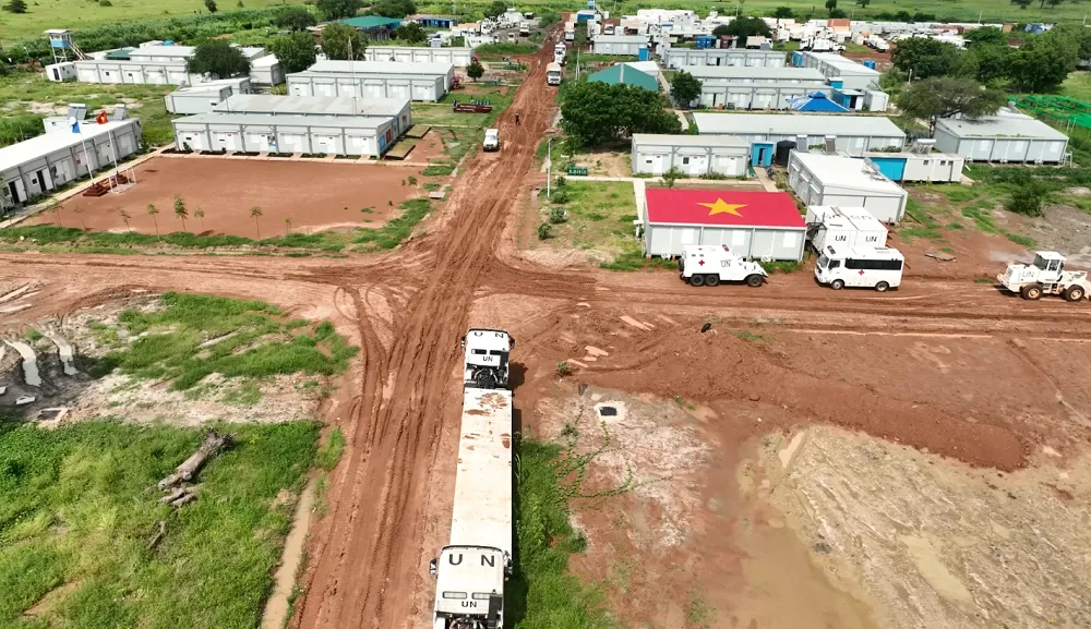Hình ảnh cờ Tổ quốc trong thuộc khu vực Bệnh viện dã chiến cấp 1. Ảnh: GGHBVN. son-co-to-quoc-tren-mai-nha-gan-100m2-o-chau-phi-3.png
