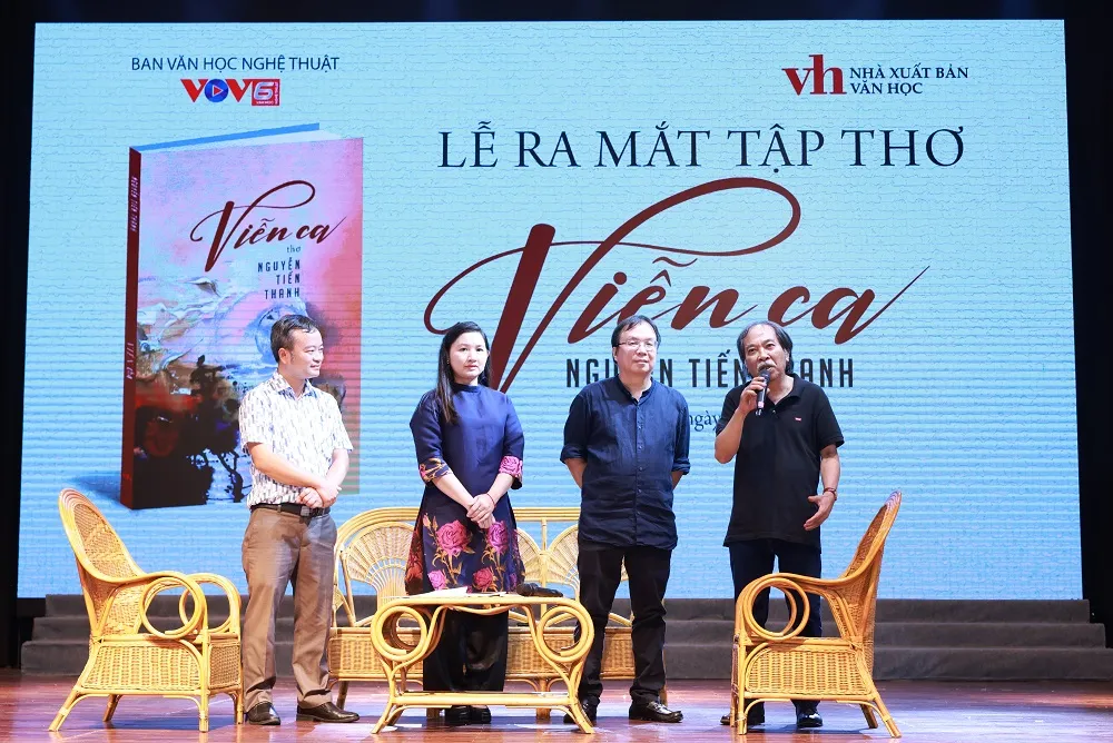 Nhà thơ Nguyễn Quang Thiều, Chủ tịch Hội Nhà văn Việt Nam (thứ nhất từ phải sang). Ảnh: TRƯƠNG VỊ. Chủ tịch Hội Nhà văn Việt Nam