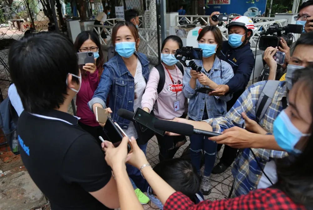 Phóng viên tác nghiệp tại TP.HCM. Ảnh: HOÀNG GIANG hệ thống báo chí