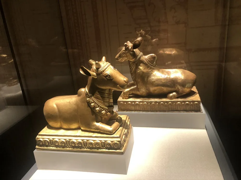 Tượng bò thần Nandin trưng bày tại triển lãm. Ảnh: VIẾT THỊNH. hanh-trinh-dua-tuong-dong-nu-than-durga-ve-nuoc-5.JPEG