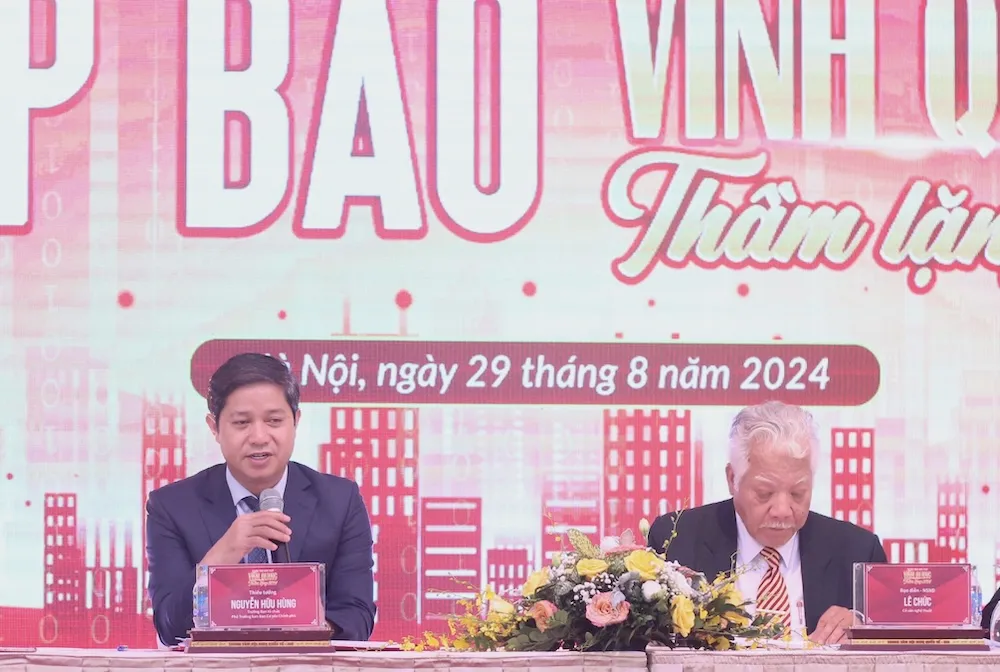 Thiếu tướng Nguyễn Hữu Hùng, Phó Trưởng ban Ban Cơ yếu Chính phủ, Trưởng BTC chương trình "Vinh quang thầm lặng 2024'" trả lời câu hỏi của báo chí. Ảnh: VT. Vinh quang thầm lặng