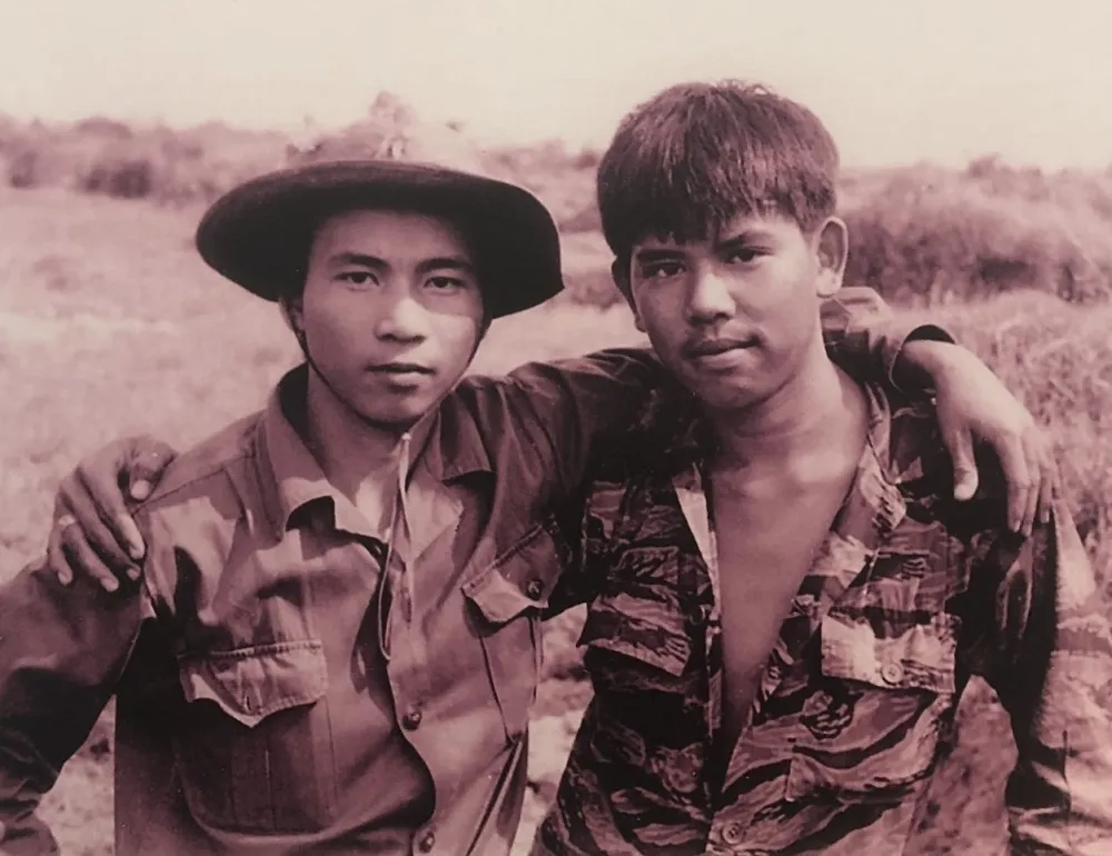 Ảnh 'Hai người lính' nhà báo, nghệ sĩ nhiếp ảnh Chu Chí Thành. trung-bay-nhung-buc-anh-lich-su-ve-chien-tranh-hoa-binh-va-ngay-thong-nhat.JPEG