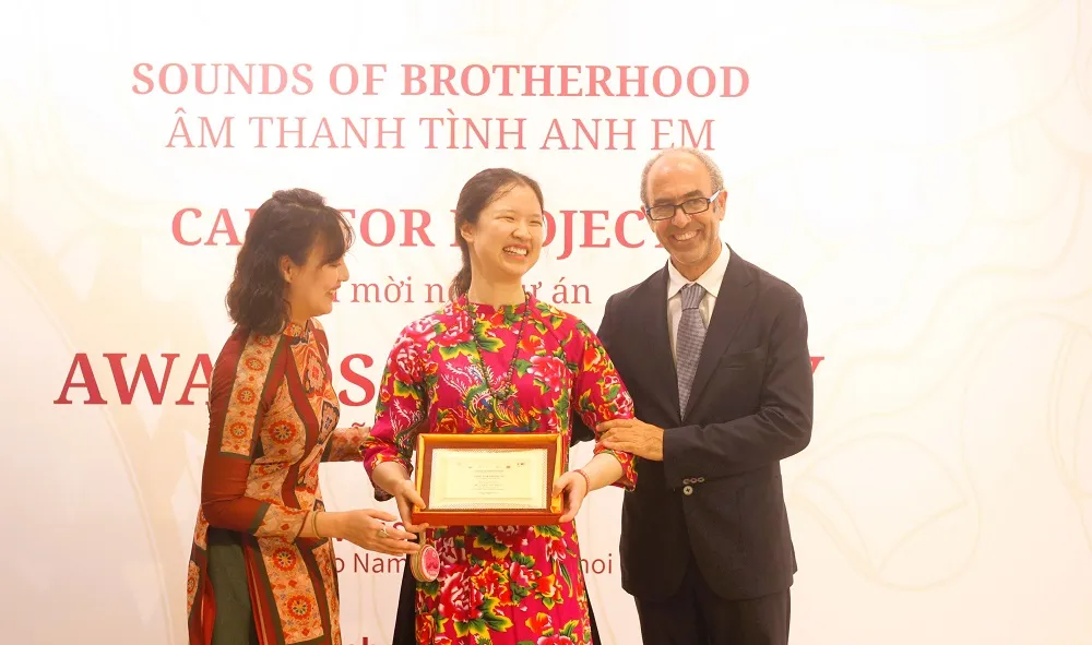 Tác giả Nguyễn An Như nhận giải thưởng 'Âm thanh tình anh em'. Ảnh: VIẾT THỊNH. Âm thanh tình anh em