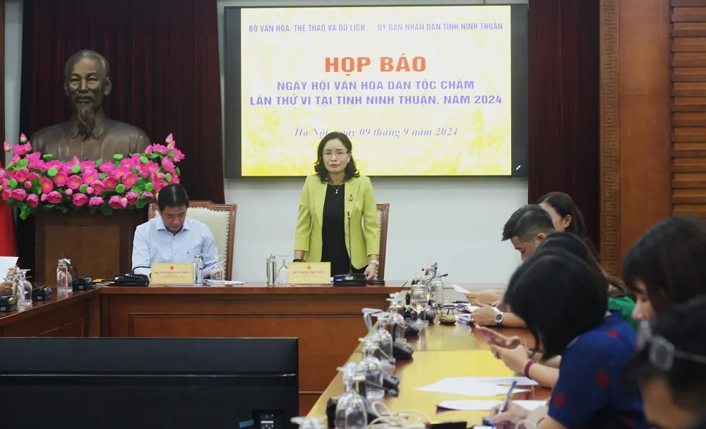 Thứ trưởng Trịnh Thị Thuỷ phát biểu tại buổi công bố ngày hội. bảo vật quốc gia