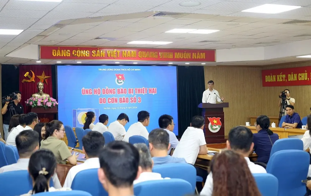 T.Ư Đoàn tổ chức phát động ủng hộ đồng bào bị thiệt hại bởi bão số 3. Ca sĩ Hà Anh Tuấn