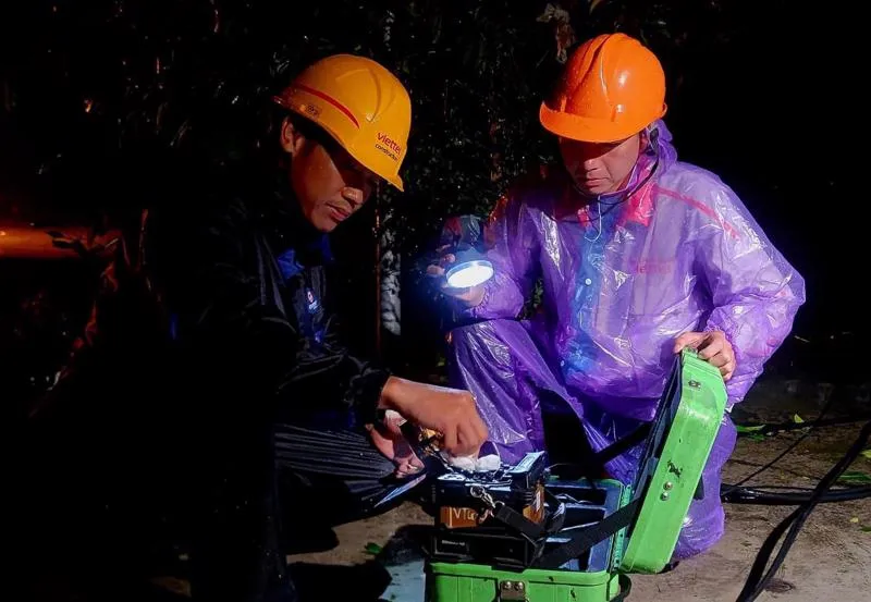 Nhân viên nhà mạng Viettel ứng cứu thông tin trong bão. bão số 3