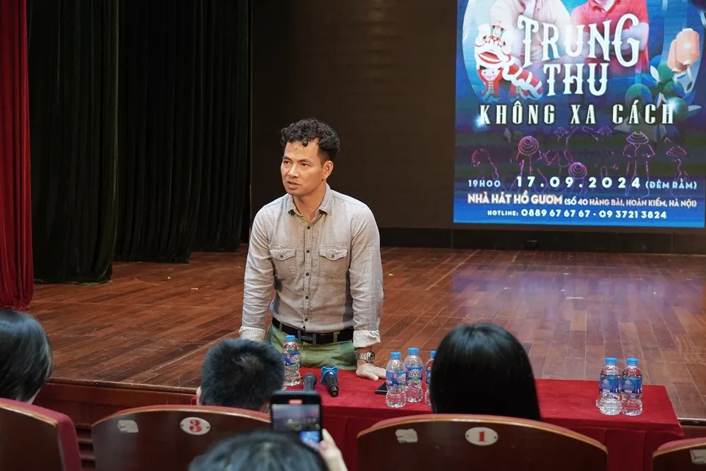 NSND Xuân Bắc, Giám đốc Nhà hát Kịch Việt Nam chia sẻ về chương trình. nsnd-xuan-bac-tu-long-lam-chuong-trinh-trung-thu-vi-tre-em-vung-lu-2.jpg