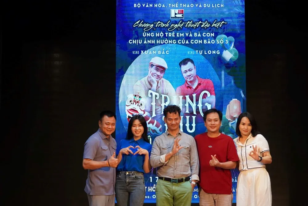 Các nghệ sĩ tham gia chương trình. NSND Xuân Bắc