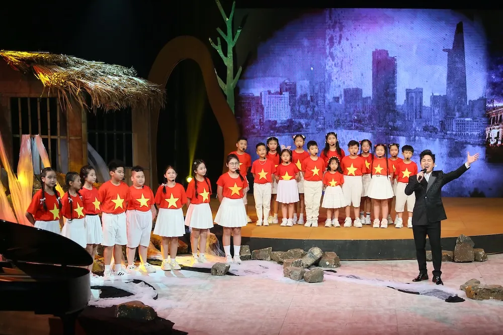 Các ca khúc được thể hiện trong chương trình mang nhiều thông điệp. Ảnh: VTV hu-tuong-pham-minh-chinh-da-chia-se-ve-6-diem-tua-viet-nam-3.JPG