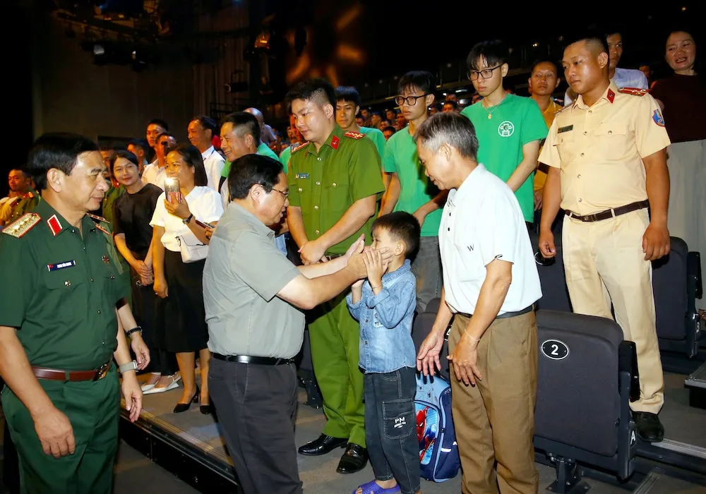 Thủ tướng Phạm Minh Chính gặp riêng cháu Nguyễn Quốc Bảo sau khi chương trình kết thúc. Ảnh: VTV hu-tuong-pham-minh-chinh-da-chia-se-ve-6-diem-tua-viet-nam1.JPG