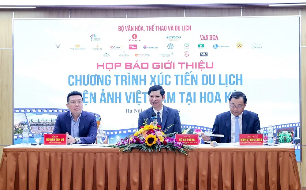 Thứ trưởng Bộ VH-TT&DL Hồ An Phong (giữa) trả lời câu hỏi của báo chí. xúc tiến du lịch