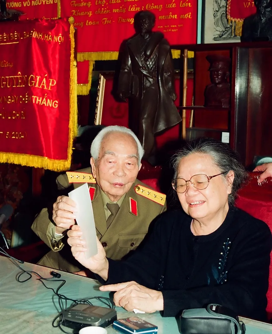 Bà Đặng Bích Hà và Đại tướng Võ Nguyên Giáp. Ảnh: TRẦN HỒNG Đại tướng Võ Nguyên Giáp