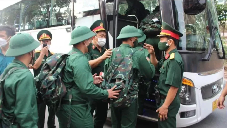 Công dân lên đường thực hiện nghĩa vụ quân sự. Ảnh: PLO Bộ Quốc phòng