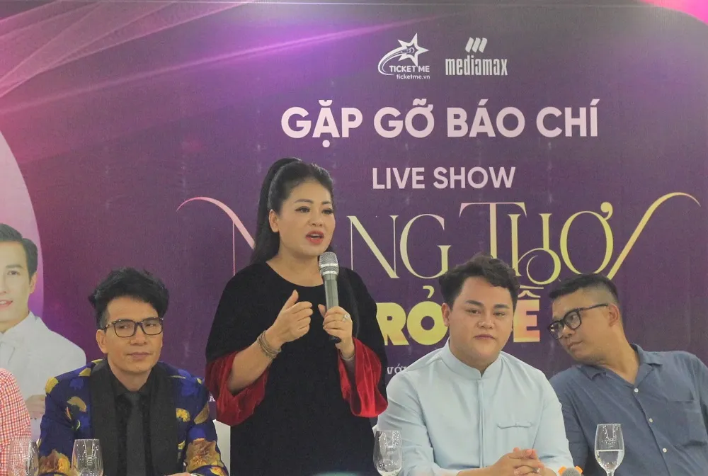 Ca sĩ Anh Thơ trả lời báo chí tại buổi công bố sự kiện. Ảnh: VT. ca-si-anh-tho-hoa-co-dong-nat-trong-liveshow-tri-an-que-huong.jpg