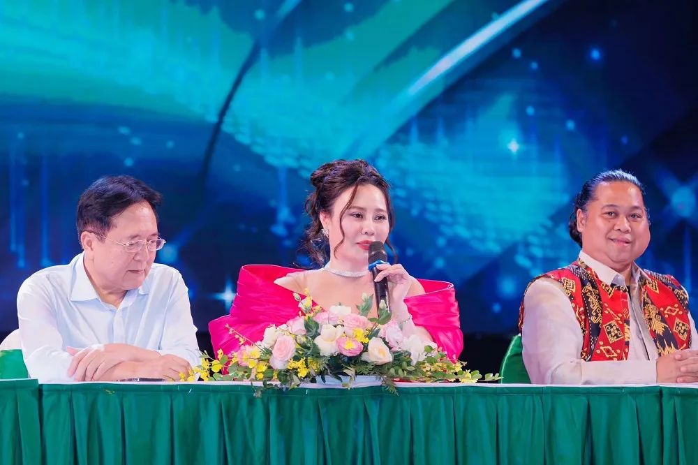 Hoa hậu Phan Kim Oanh (giữa), trả lời câu hỏi của báo chí về cuộc thi 'Hoa hậu đa văn hoá thế giới'. Hoa hậu đa văn hoá thế giới