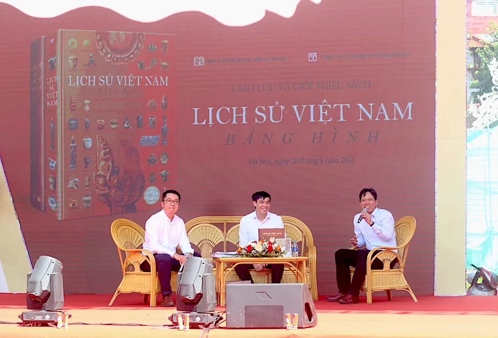 Các diễn giả chia sẻ quá trình hình thành và hoàn thiện cuốn sách Lịch sử Việt Nam bằng hình. Ảnh: VIẾT THỊNH. Lịch sử Việt Nam bằng hình