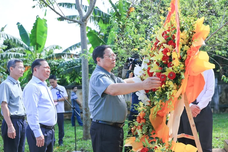 Trước giờ khởi công dự án, Thủ tướng Phạm Minh Chính đến đặt hoa tại Đài tưởng niệm Căn cứ cách mạng Giằng Sèo ở xã Cao Sơn, huyện Đà Bắc - Ảnh: VGP. Thủ tướng Phạm Minh Chính
