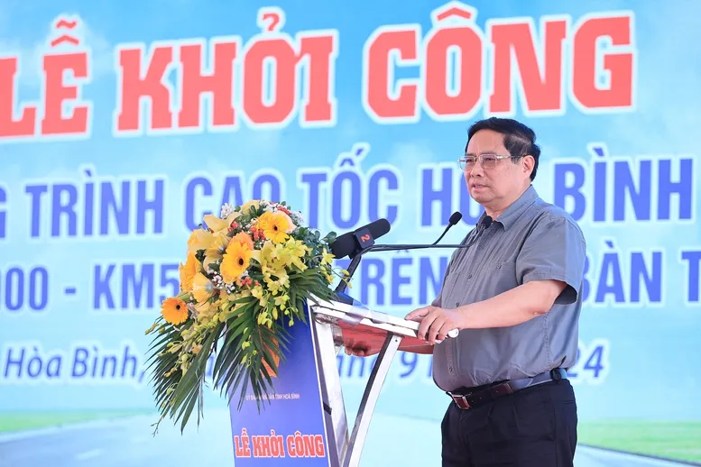 Thủ tướng Phạm Minh Chính phát biểu tại lễ khởi công. Ảnh: VGP thu-tuong-pham-minh-chinh-du-khoi-cong-tuyen-cao-toc-10-000-ty-dong-tai-tay-bac.jpg