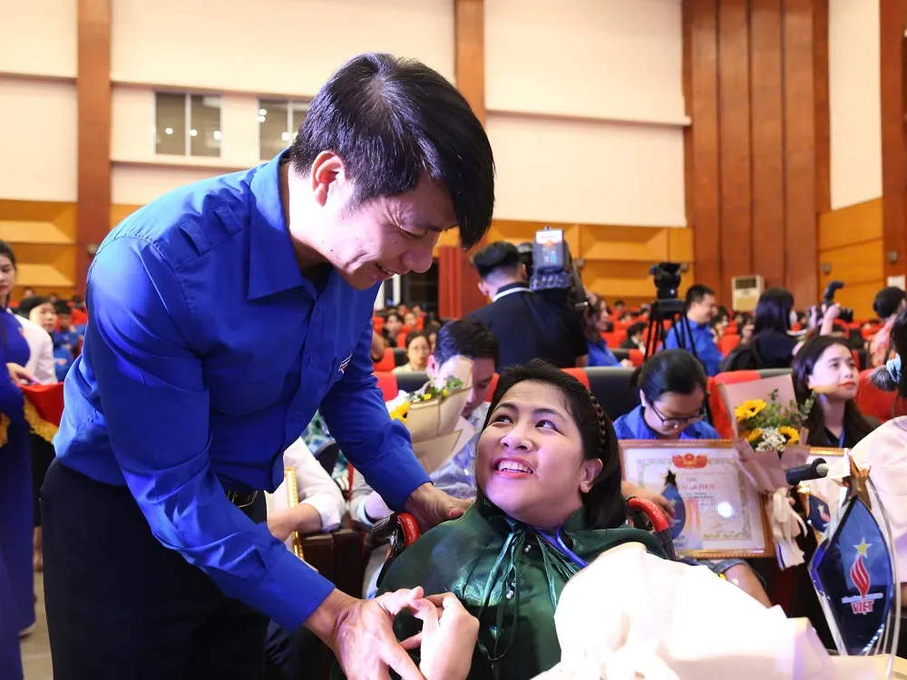 Anh Nguyễn Ngọc Lương trao bằng khen và trò chuyện với các gương thanh niên khuyết tật tại '"Tỏa sáng nghị lực Việt". Ảnh: ĐĂNG HẢI. Tỏa sáng nghị lực Việt