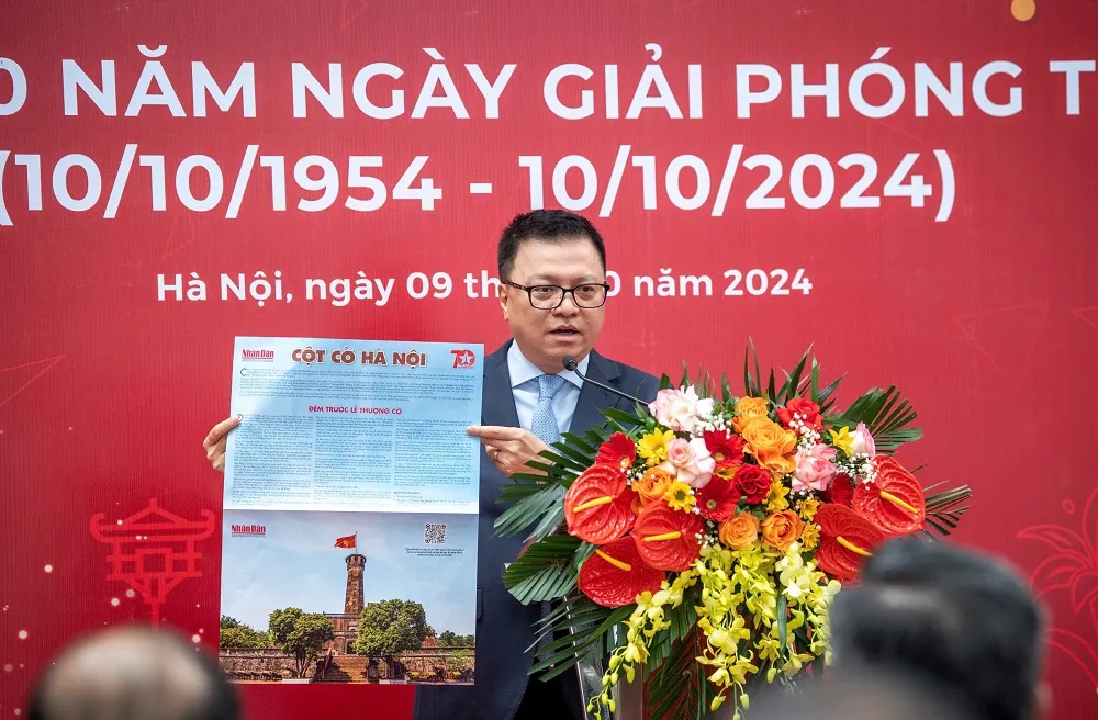 Ông Lê Quốc Minh, Tổng Biên tập Báo Nhân dân giới thiệu về phụ san đặc biệt gồm một trang nội dung về "Cột cờ Hà Nội" và một trang cắt dán mô hình. Ảnh: ND. thực tế ảo