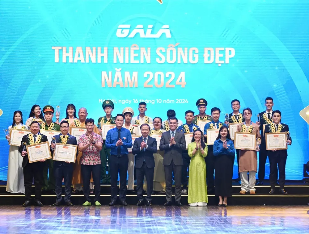 Các cá nhân nhận giải 'Thanh niên sống đẹp' năm 2024. Ảnh: ĐĂNG HẢI. Thanh niên sống đẹp