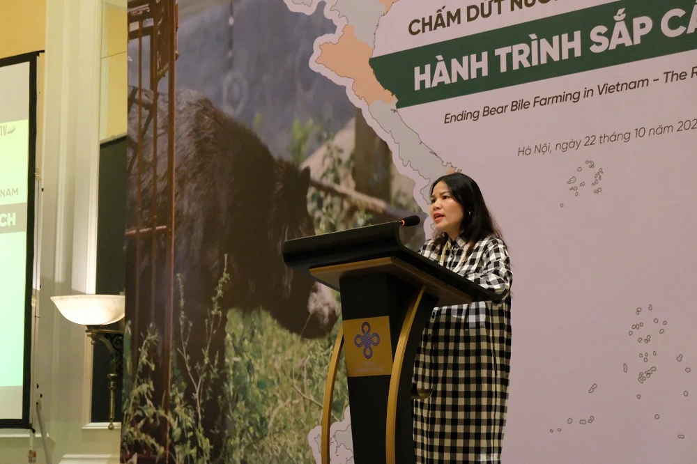 gấu bị nuôi nhốt