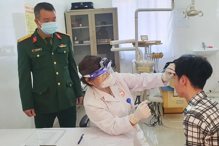 Công dân tham gia khám tuyển Nghĩa vụ quân sự và Công an nhân dân tại tỉnh Quảng Ninh. Ảnh: Báo QĐND. Bộ Quốc phòng