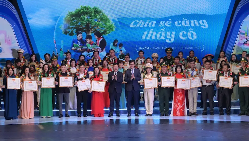 Các thầy, cô giáo nhận bằng khen tại chương trình 'Chia sẻ cùng thầy cô'. Ảnh: ĐĂNG HẢI. Thầy giáo trường giáo dưỡng