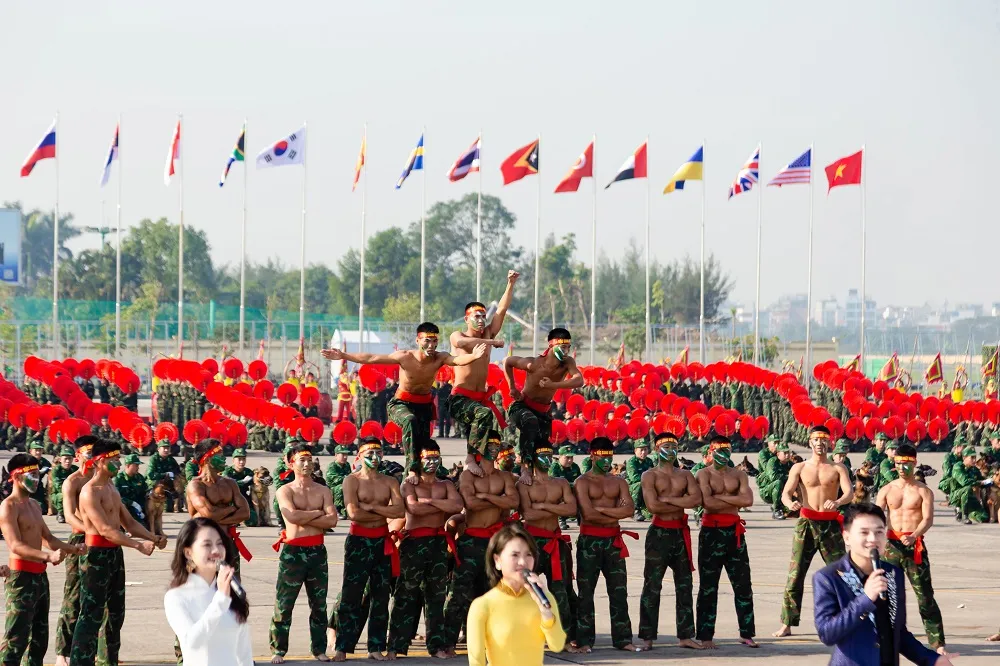 Các chiến sĩ đặc công trình diễn tại sự kiện. Ảnh: THUÝ HẰNG. dai-tuong-phan-van-giang-suc-manh-la-day-tinh-than-quyet-chien-quyet-thang-la-day-2.jpg