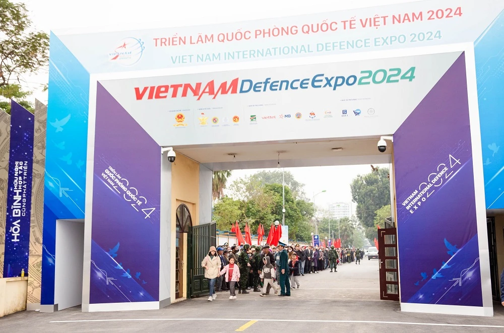 nguoi-dan-chen-chan-nhich-tung-buoc-vao-trien-lam-quoc-phong-quoc-te-viet-nam-2024-3-1086.jpg