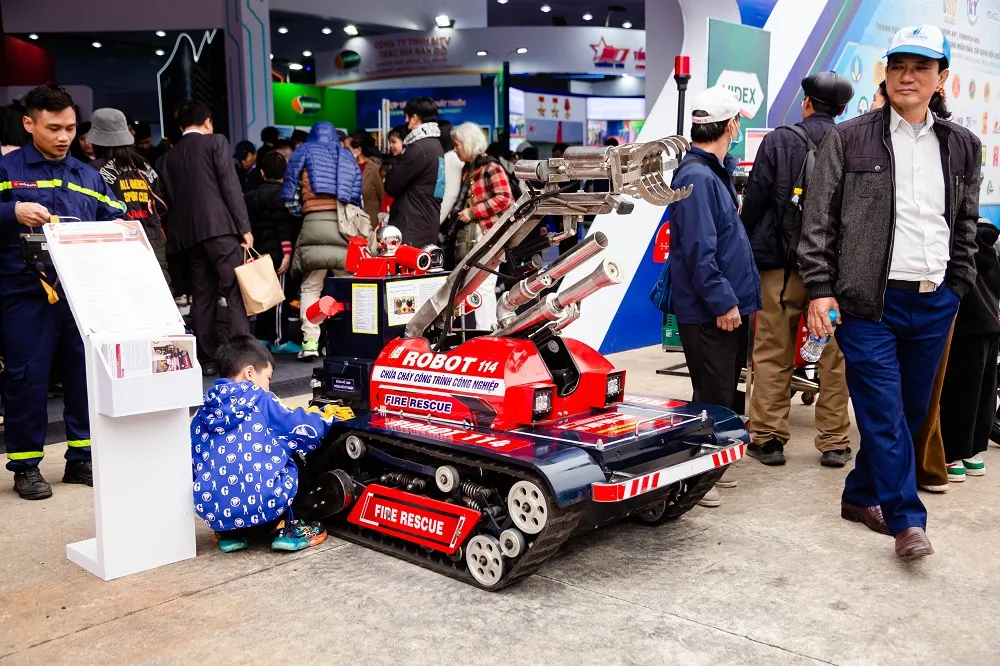 nguoi-dan-thich-thu-xem-robot-cho-trinh-dien-tai-trien-lam-quoc-phong-quoc-te-viet-nam-7781.jpg