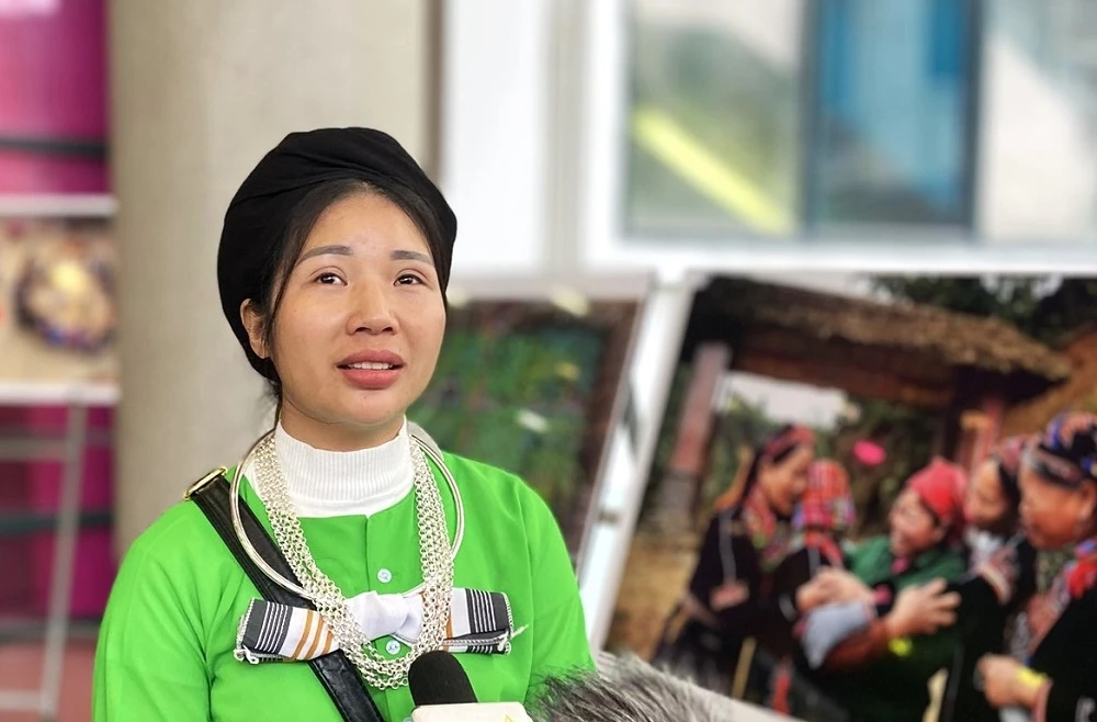 Chị Đặng Thị Ních cố gắng kìm nén cảm xúc khi trả lời báo chí. Ảnh: VIẾT THỊNH. thôn Làng Nủ