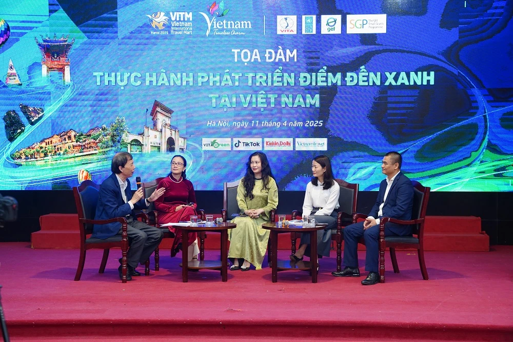 Các chuyên gia thảo luận tại diễn đàn. Chuyển đổi xanh