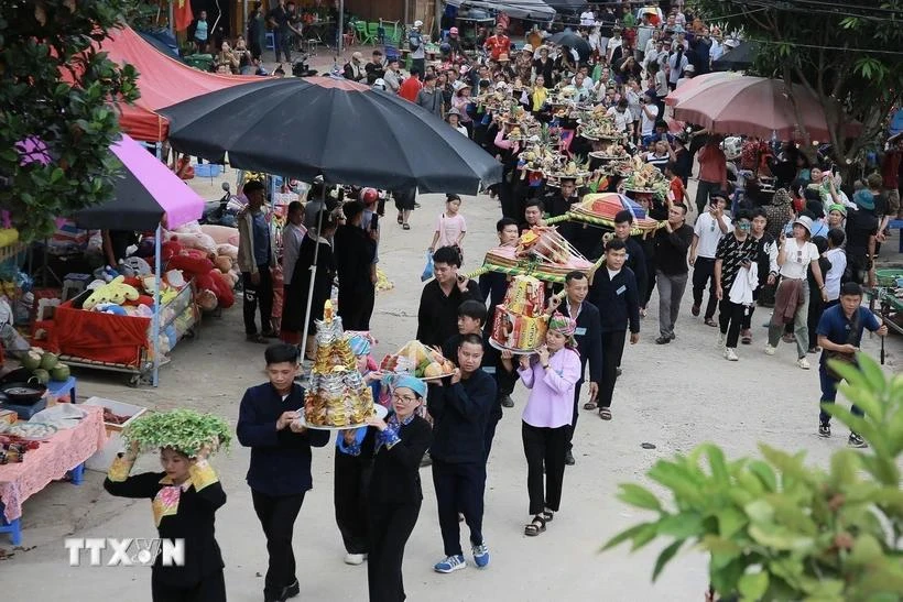 Phần lễ của chợ tình, người dân Khau Vai sẽ dâng lễ lên miếu Ông, miếu Bà như để nhớ về nguồn cội, những người khai đất khai hoang ra bản làng Khau Vai và để tôn vinh tình yêu lứa đôi. Ảnh: TTXVN. cho-tinh-khau-vai-tro-lai-ha-giang-cam-ket-quan-ly-chat-che-cac-diem-du-lich-2.jpg