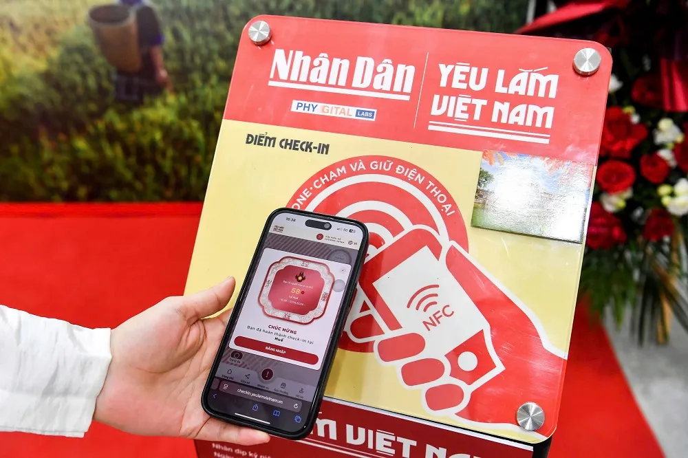 Chỉ với thao tác chạm điện thoại vào bảng NFC, du khách có thể truy cập kho dữ liệu số sống động. Ảnh: THÀNH ĐẠT Yêu lắm Việt Nam