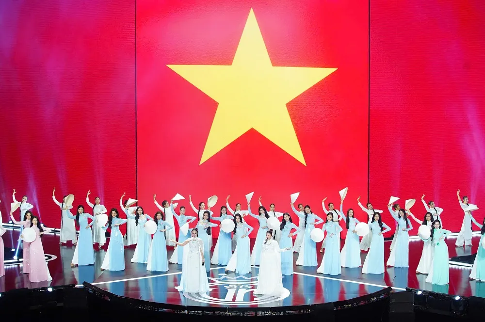 Màn đồng diễn áo dài và hô tên trên nền nhạc Việt Nam hào quang rực sáng. 41-thi-sinh-hoa-hau-viet-nam-ho-ten-tren-nen-nhac-viet-nam-hao-quang-2.JPG