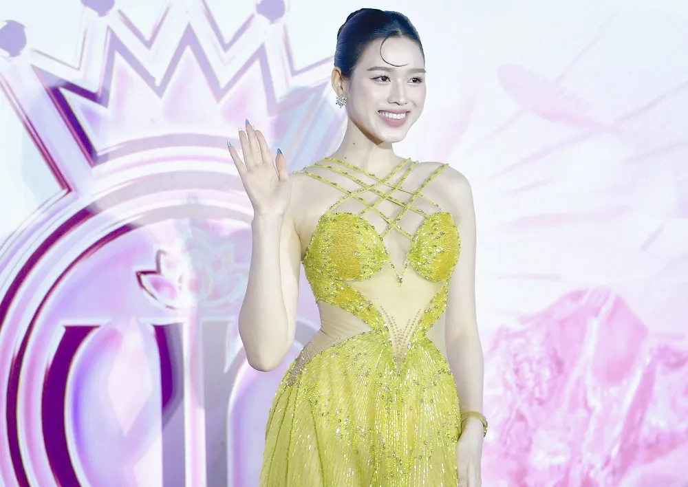 Hoa hậu Việt Nam 2020 Đỗ Thị Hà nổi bật trong sắc vàng của đầm dạ hội xuyên thấu. Hoa hậu Việt Nam