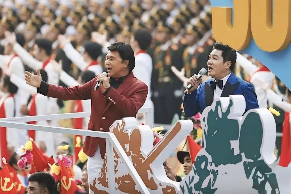 NSND Quốc Hưng và NSND Tạ Minh Tâm đã cùng nhau thể hiện mashup hai ca khúc kinh điển Đất nước trọn niềm vui và Màu hoa đỏ. NSND Quốc Hưng