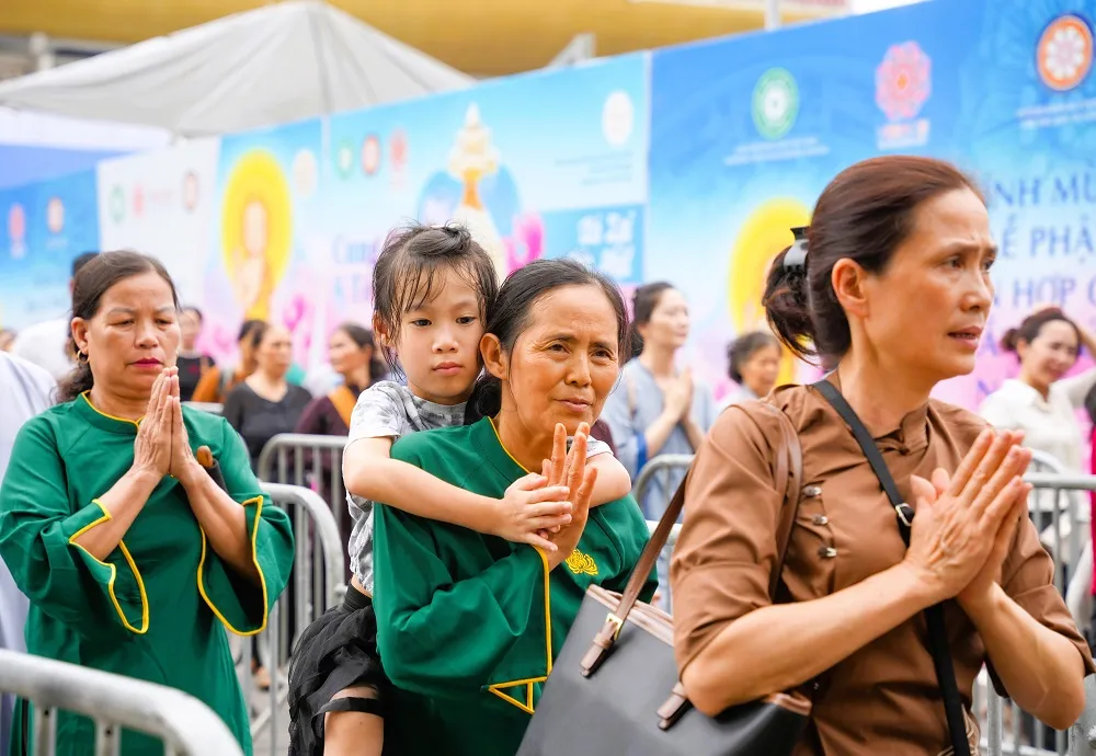 Người dân, Phật tử chiêm bái xá lợi Phật ở Hà Nội. chiêm bái xá lợi Phật