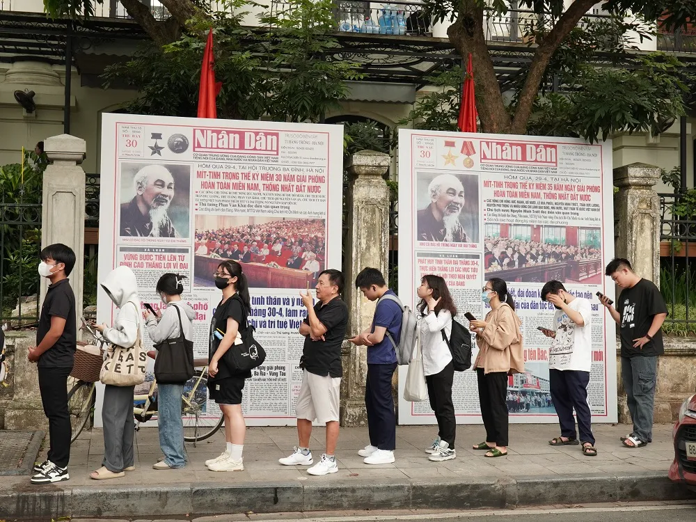 Ngay trong ngày 16-5 đã có rất đông bạn trẻ xếp hàng để quét mã QR để truy cập bảo tàng số về Bác Hồ. ban-doc-xep-hang-quet-ma-qr-de-truy-cap-bao-tang-ao-ve-bac-ho-4.JPG