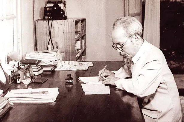 Theo GS.TS Mạch Quang Thắng, Chủ tịch Hồ Chí Minh là con người của thời cuộc. Ảnh tư liệu. 128d6104645t4684l9-bac-ho-lam-viec-tai-1716072662.jpg