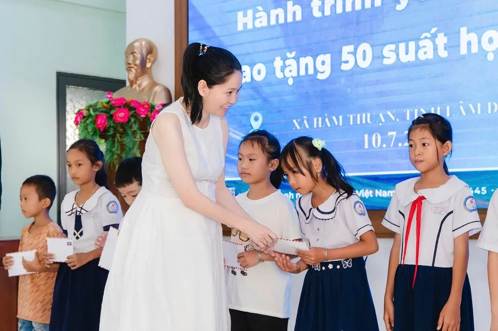 Hoa hậu Lê Thị Thơ hi vọng học bổng như một lời động viên chia sẻ giúp các em thêm tự tin trên con đường học tập. Hoa hậu Doanh nhân Hòa bình Việt Nam