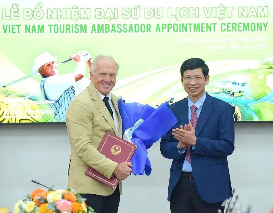 Thứ trưởng Hồ An Phong trao Quyết định bổ nhiệm Đại sứ Du lịch Việt Nam cho ông Gregory John Norman. Đại sứ Du lịch Việt Nam