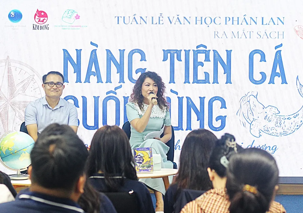 PGS.TS Nguyễn Thành Nam, nhà văn Di Li giao lưu với độc giả. Ảnh: VIẾT THỊNH. sach-ke-chuyen-tuyet-chung-bo-bien-steller-ra-mat-tai-viet-nam-2.JPG