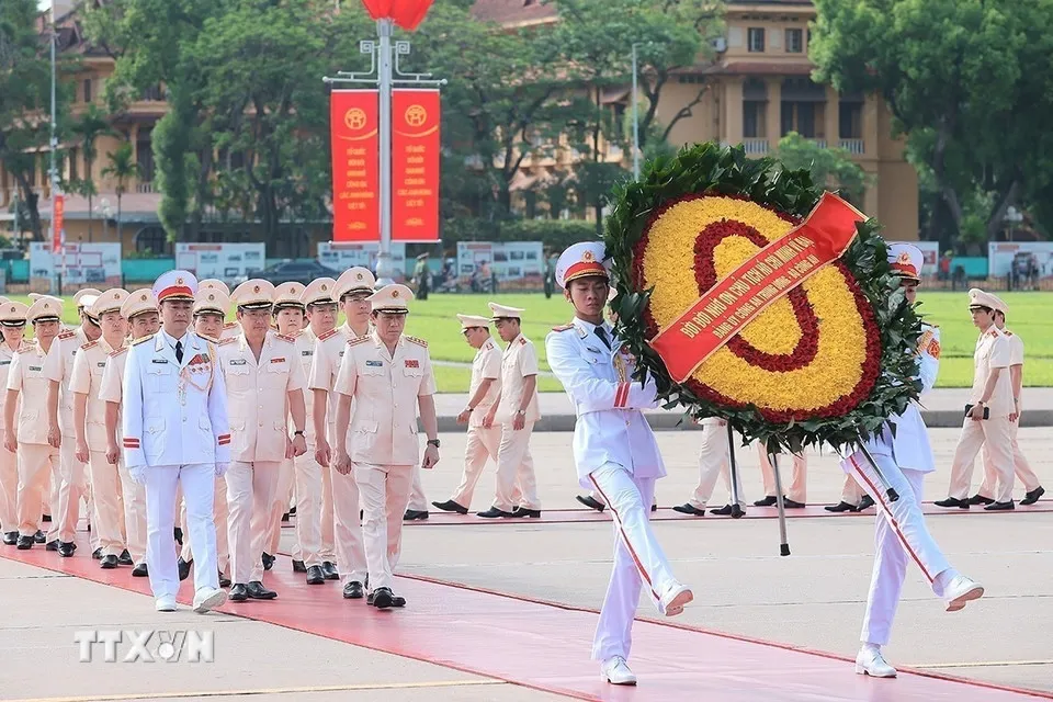 Lãnh đạo Đảng, Nhà nước tưởng niệm các Anh hùng liệt sĩ, vào Lăng viếng Chủ tịch Hồ Chí Minh