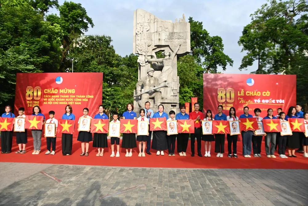 Sau buổi lễ, Trung ương Hội trao tặng 800 lá cờ Tổ quốc và ảnh Bác cho Hội LHTN TP Hà Nội. Ảnh: ĐĂNG HẢI