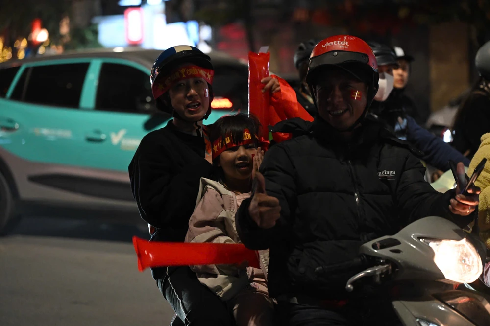 nguoi-nguoi-do-ra-duong-pho-phuong-ron-tieng-ca-mung-viet-nam-vo-dich02.jpg