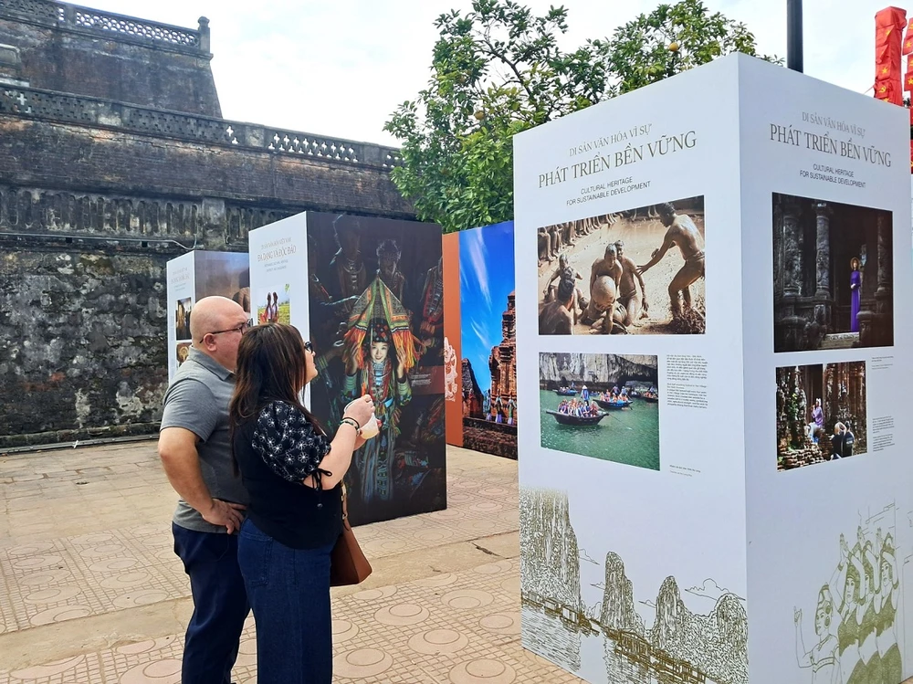 du-khach-quoc-te-thich-thu-xem-di-san-van-hoa-viet-nam-qua-trung-bay.jpg