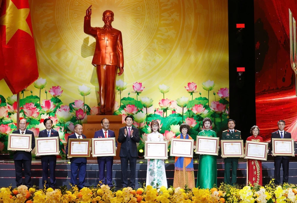 lanh-dao-dang-nha-nuoc-trao-danh-hieu-anh-hung-tang-cac-tap-the-ca-nhan-2.jpg