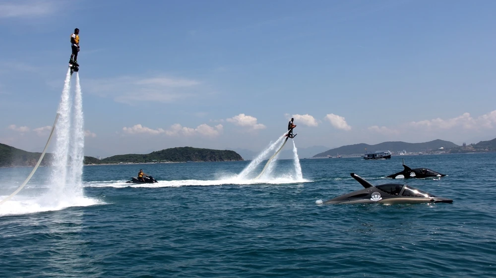 'Cưỡi’ cá mập, cá heo tuyệt đẹp trên biển Nha Trang ảnh 5